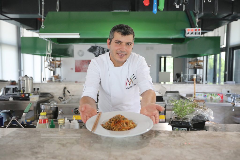 Mersin'in merkez ilçe Mezitli Belediyesi’nin hayata geçirdiği Tirat Mutfak Atölyesinde, Uluslararası yarışmalarda birincilikleri olan ödüllü aşçı Müslüm Aktaş yönetimindeki ‘Tirat Mutfak Bistro’ hizmet vermeye başladı.