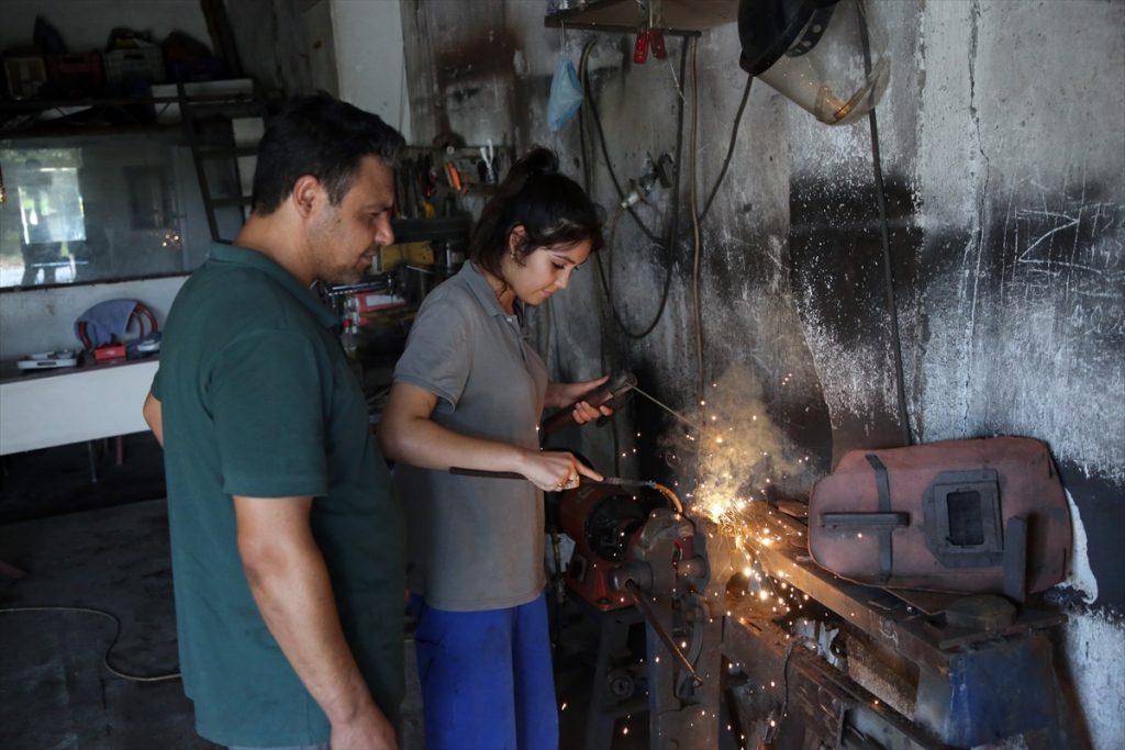 Mersin'de demircilik yapan ve eleman sıkıntısı çeken babasına destek amacıyla 8 yıl önce çalışmaya başlayan Emine Kalkan, zorlu mesleği başarıyla sürdürmenin gururunu yaşıyor.