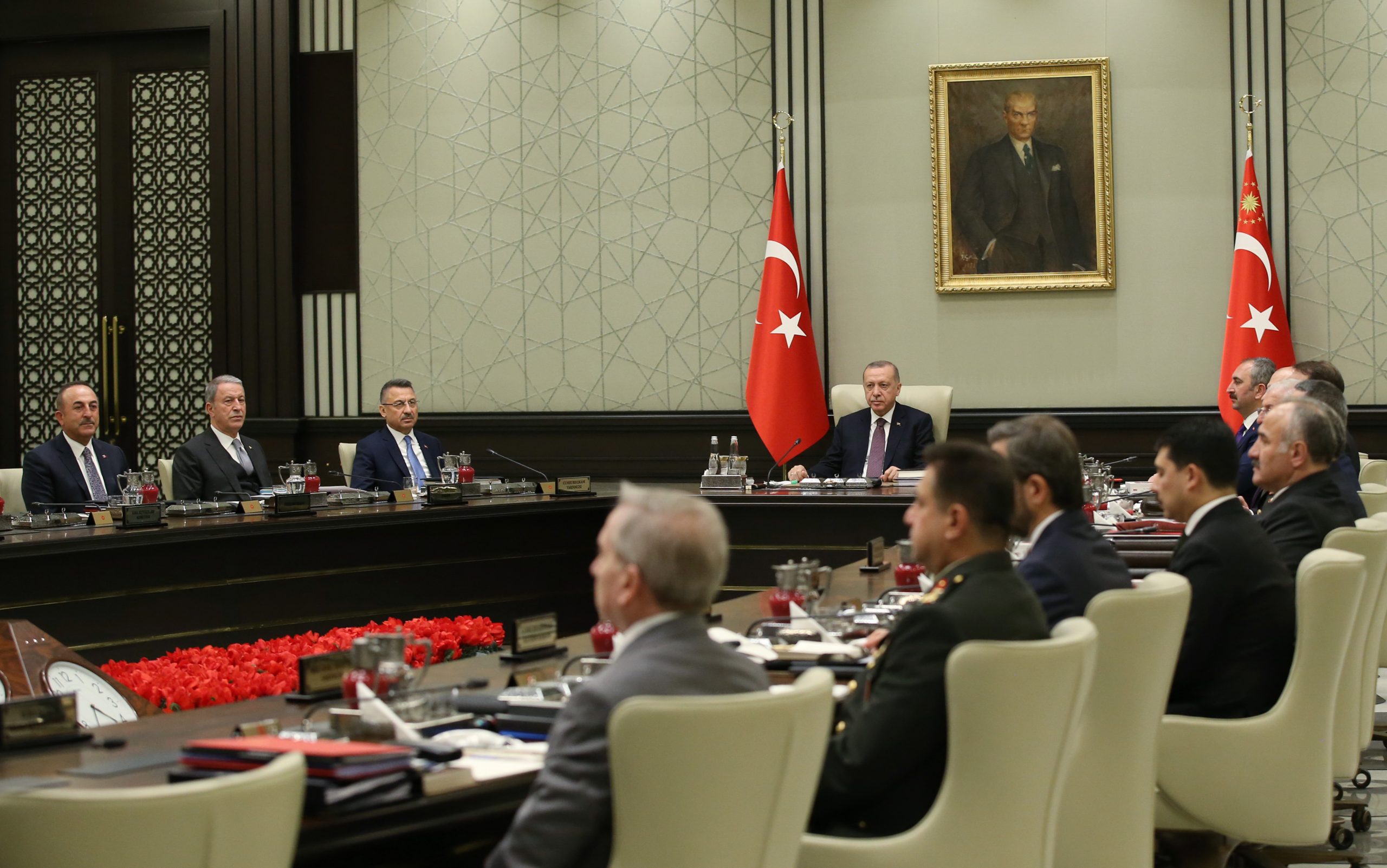 Kabine bugün Cumhurbaşkanı Recep Tayyip Erdoğan başkanlığında toplanıyor. Toplantının en kritik konularından biri Bilim Kurulu’nca eğitime başlanılması önerilen 2, 8 ve 12. sınıfların durumları olacak.