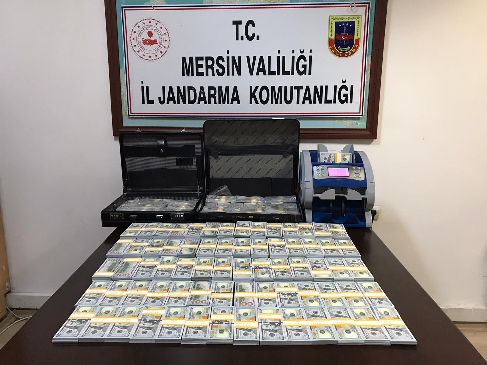 Mersin'de, sahte 1 milyon 800 bin Amerikan dolarını piyasaya sürmeye çalıştıkları iddiasıyla 4 kişi yakalandı.