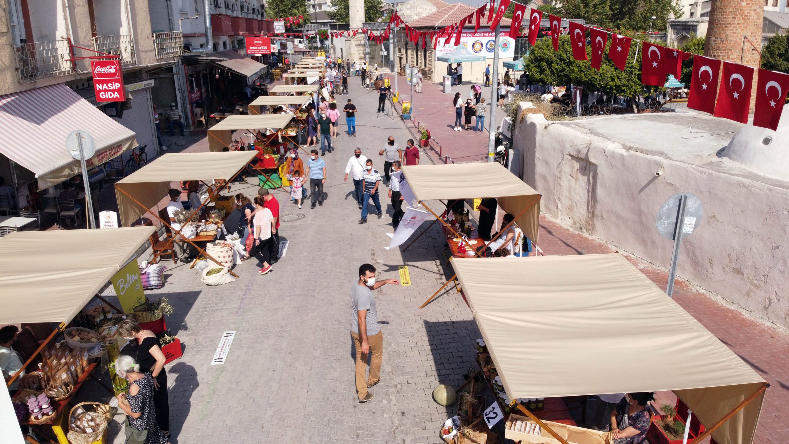 Mersin'in Tarsus ilçesinde dünyanın 70'nci, Türkiye'nin 4'ncü yer yüzü pazarı, törenle hizmete girdi.