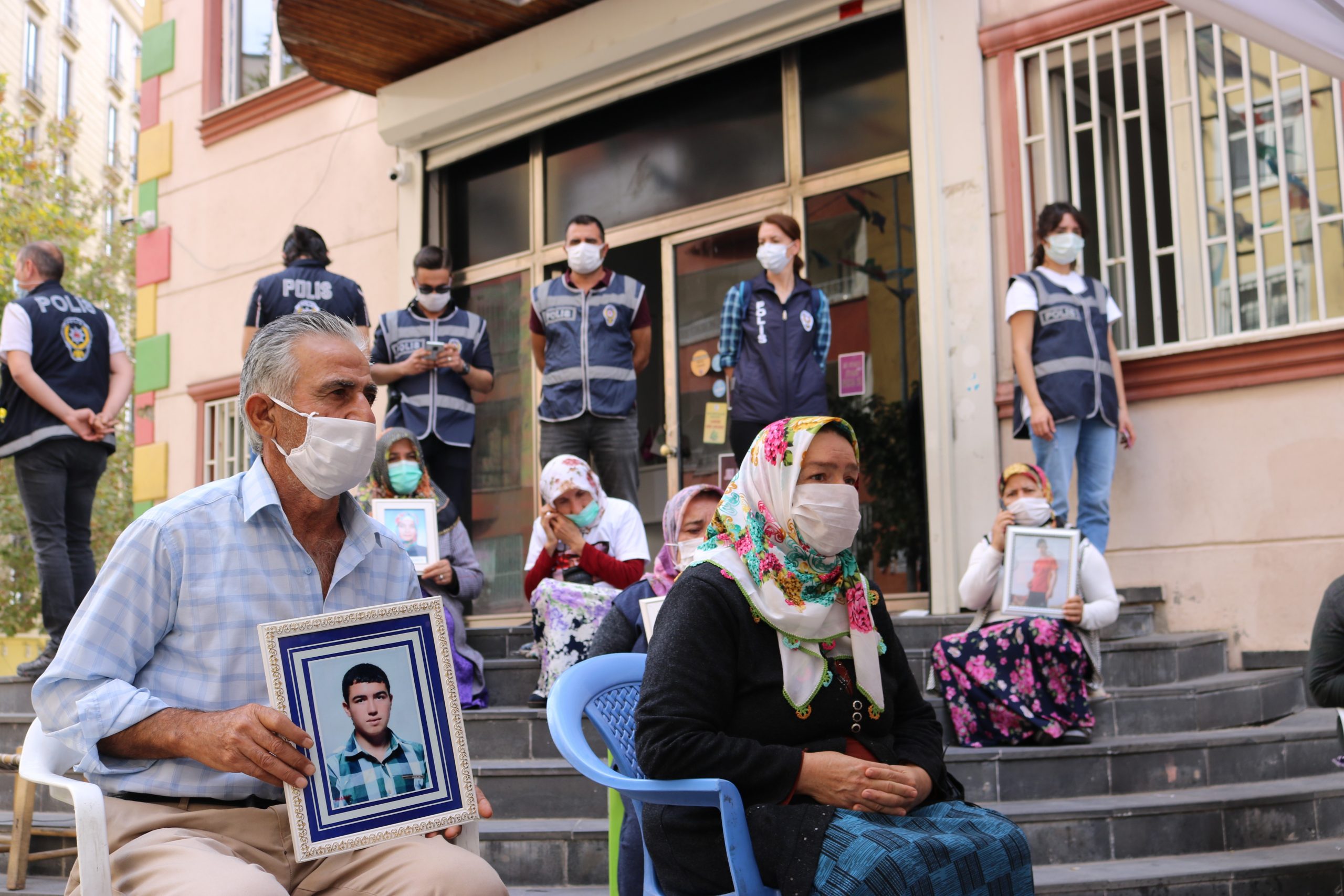 Çocuklarının terör örgütü PKK mensupları tarafından kaçırıldığı iddiasıyla 3 Eylül 2019’dan itibaren farklı kentlerden Diyarbakır’a gelerek HDP il binası önünde oturma eylemi başlatan ailelerin sayısı gün geçtikçe artıyor.