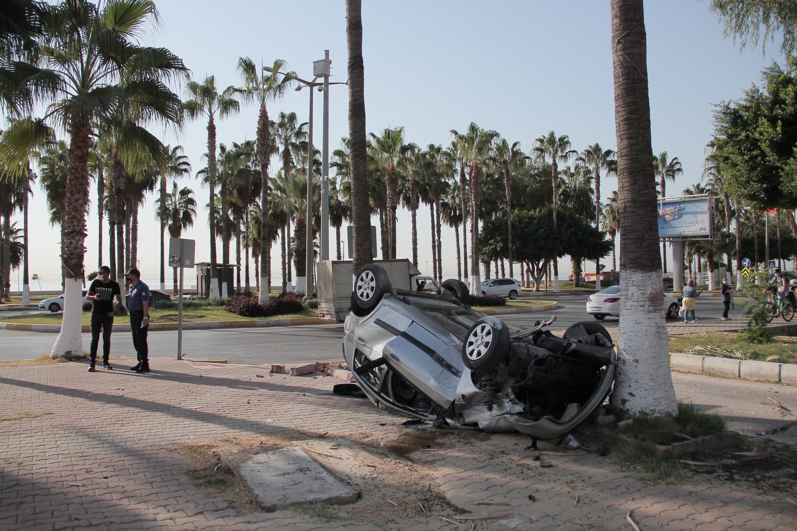 Sabah saatlerinde Adnan Menderes Bulvarı üzerinde gerçekleşen kazada 1’i ağır 2 kişi yaralandı.