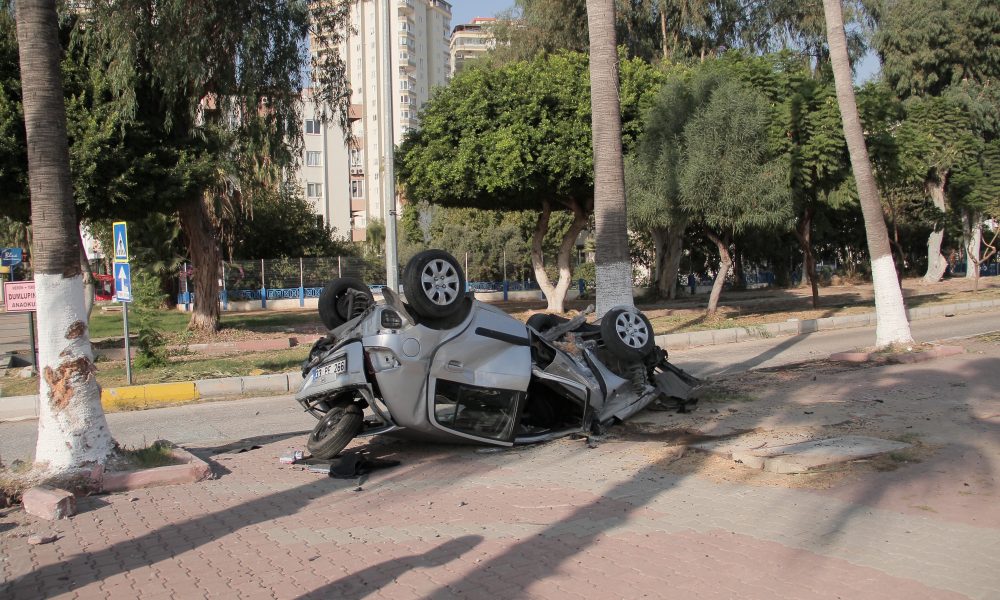 Sabah saatlerinde Adnan Menderes Bulvarı üzerinde gerçekleşen kazada 1’i ağır 2 kişi yaralandı.
