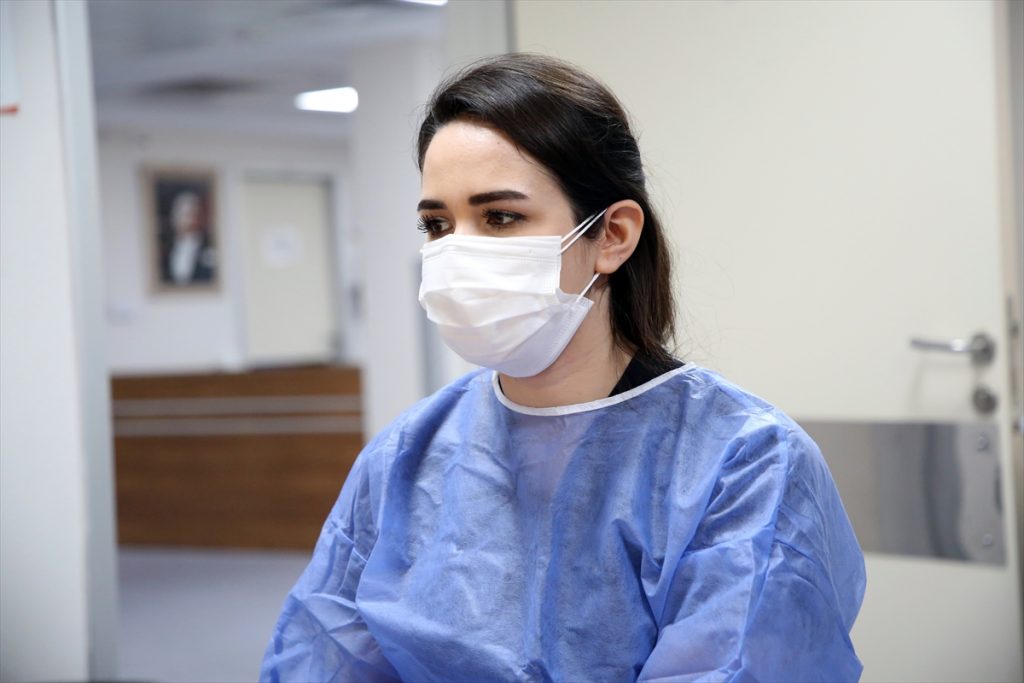 Mersin Üniversitesi Tıp Fakültesi Hastanesi yeni tip koronavirüs (Kovid-19) polikliniğinde görevli hemşireler Zehra Güler ve Zeynep Toraç, salgının başından bu yana özverili çalışmalarını sürdürüyor.