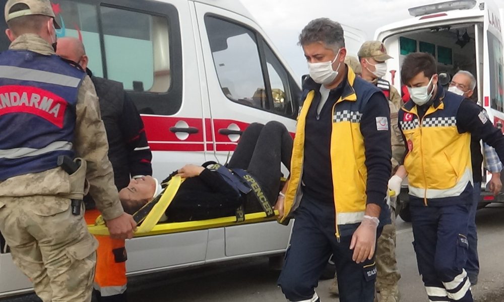 Mersin'den Hatay'daki akrabalarının cenazesine gitmek için yola çıkanların içinde bulunduğu otomobilin takla atarak devrilmesi sonucu 9 kişi yaralandı.