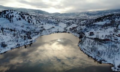 Mersin'in yüksek kesimlerinde bir süredir etkili olan kar yağışı, yerini dondurucu soğuklara bıraktı. Hava sıcaklığının akşam sıfırın altına düştüğü bin 475 rakımlı Arslanköy'de bulunan göletin yarısı donarken, kartpostallık görüntüler oluşturdu. Gölet drone ile havadan görüntülendi.